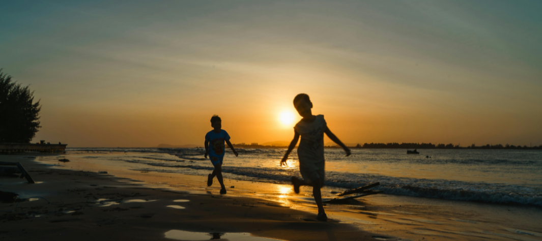 Quali sono le regole d'oro per gestire i bambini al sole: i nostri consigli