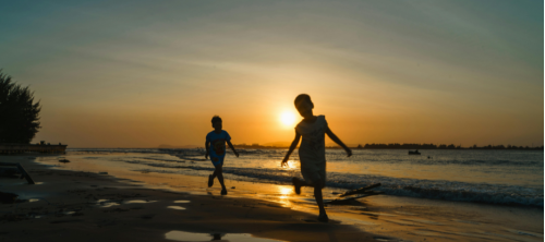 Quali sono le regole d'oro per gestire i bambini al sole: i nostri consigli