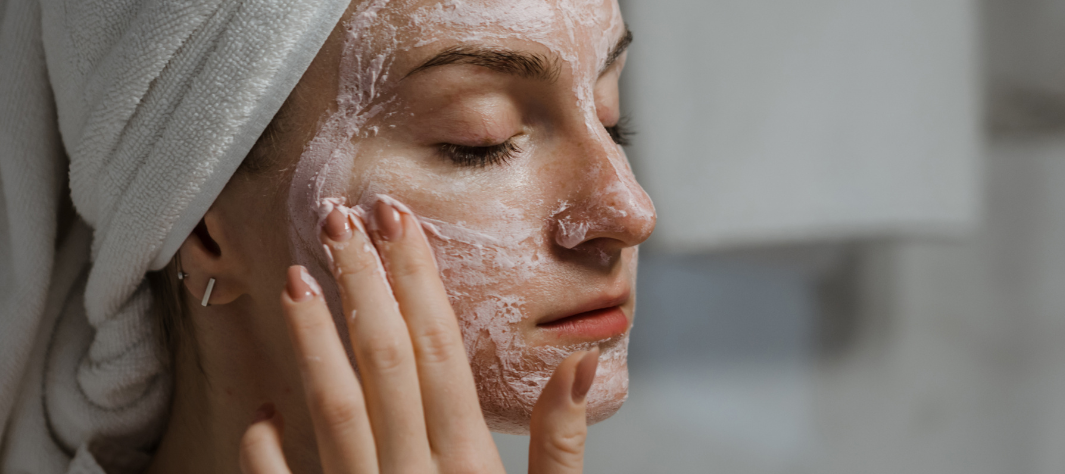 Detersione estiva: come adattare la skincare viso alle alte temperature