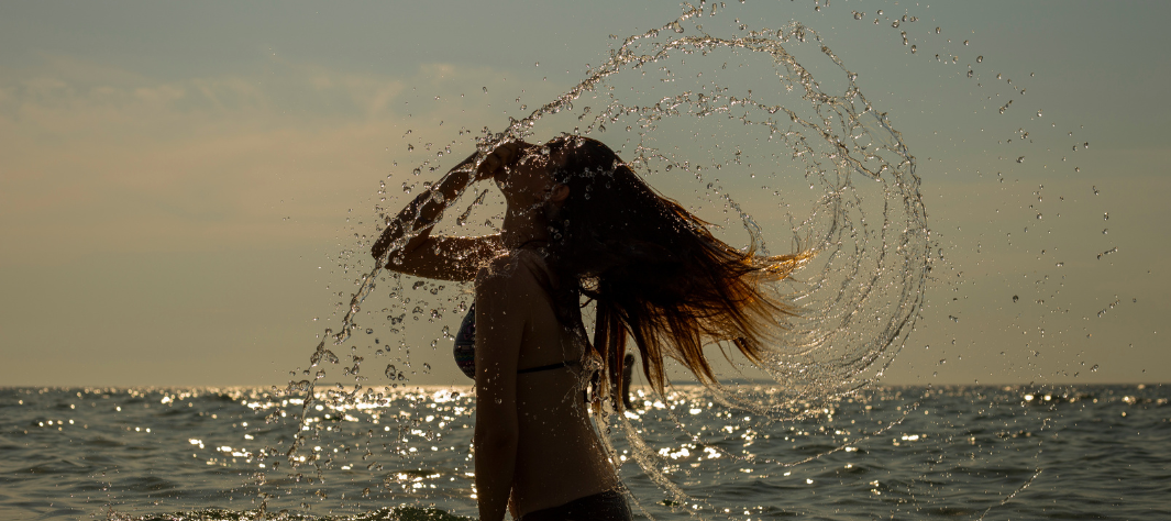 Come proteggere pelle e capelli dopo mare e piscina